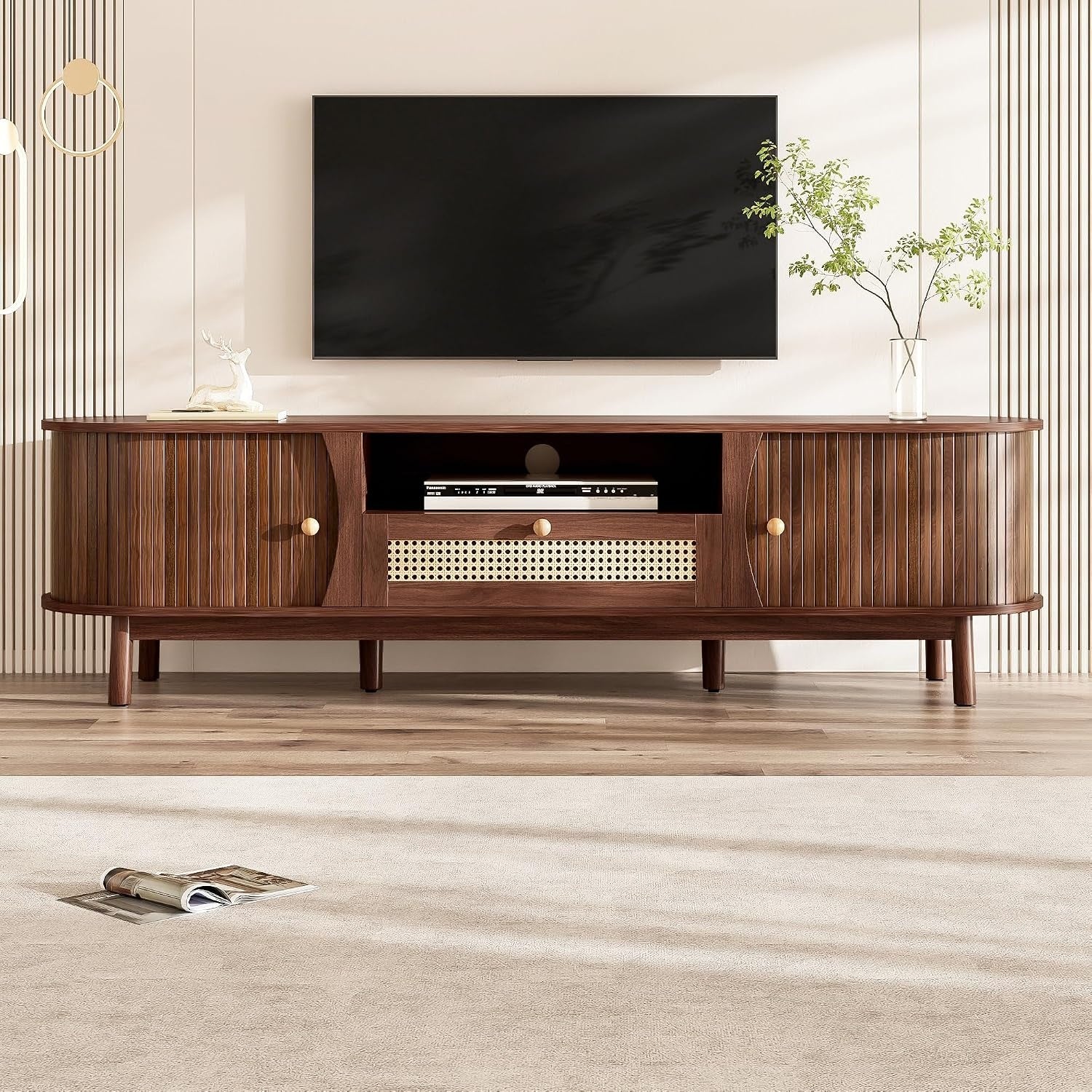 TV-Lowboard im Landhausstil mit Rattanfronten, offenen F?chern und Staura